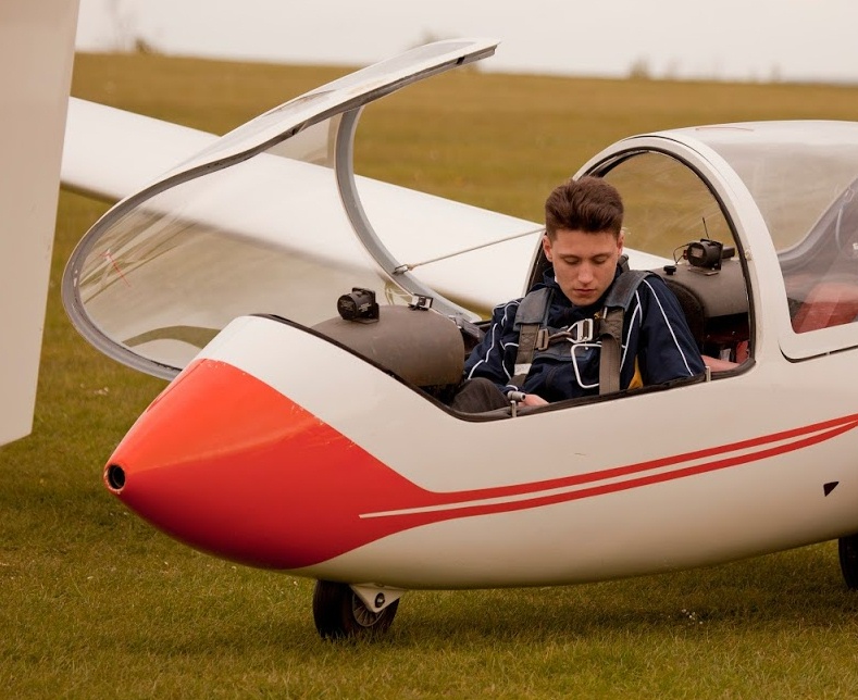GDHFF student following flight in glider